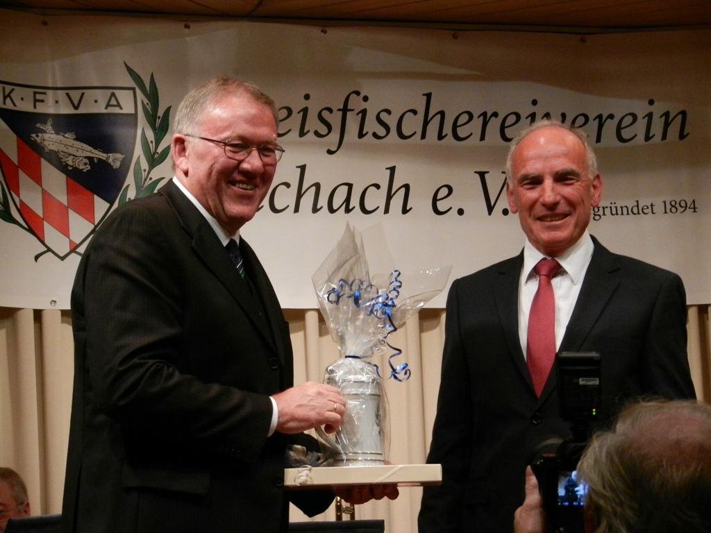 1. Vorstand Rudolf Heinrich überreichte Prof. Dr. Ing. Albert Göttle einen Krug mit dem Emblem des KFV Aichach.